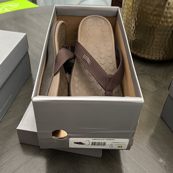 Vionic Wave Toe Post Sandal with Concealed Orthotic Arch Support - Picture 2 of 10